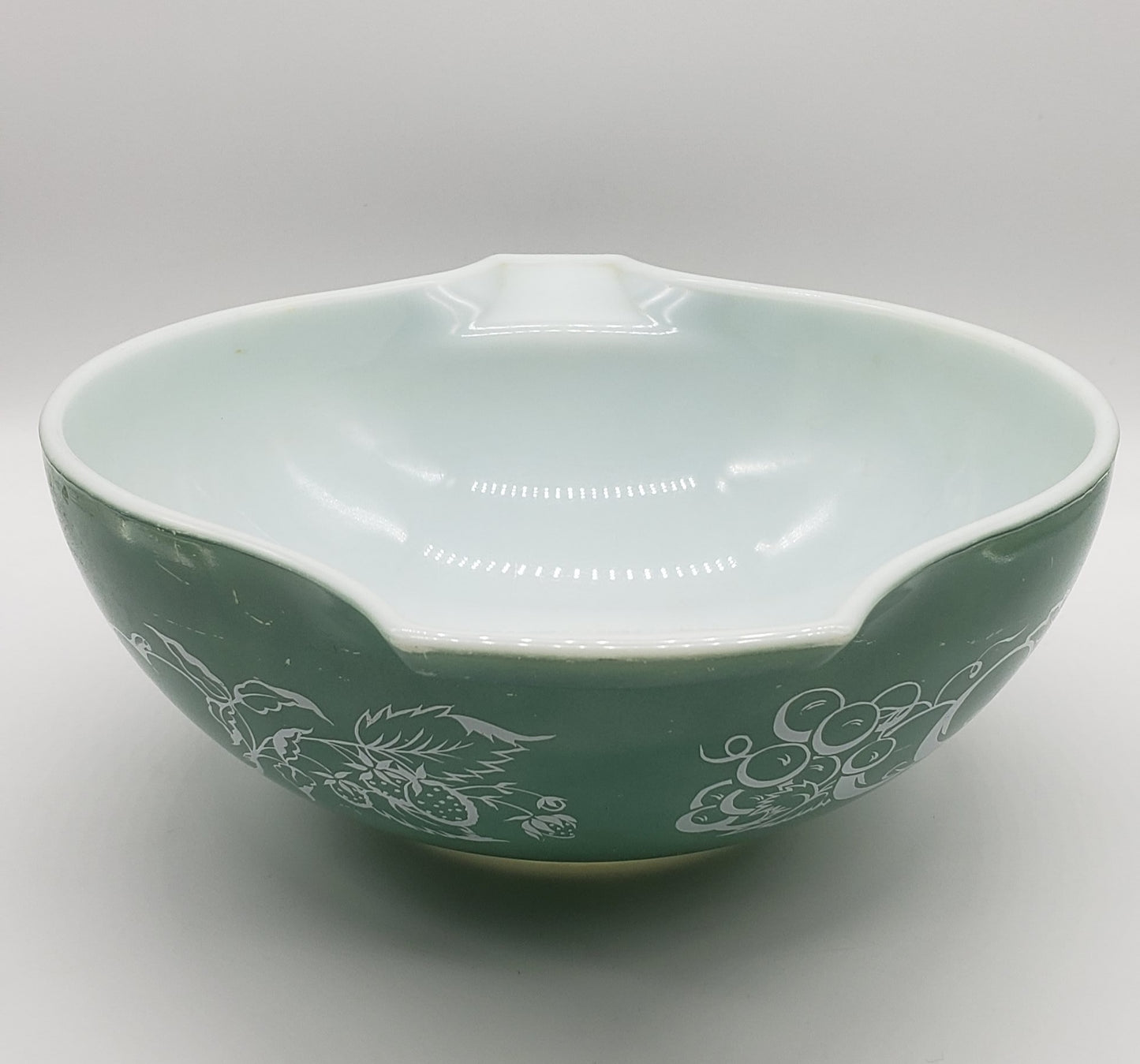 Promotional Pyrex 444 Cinderella Bowl Fruits