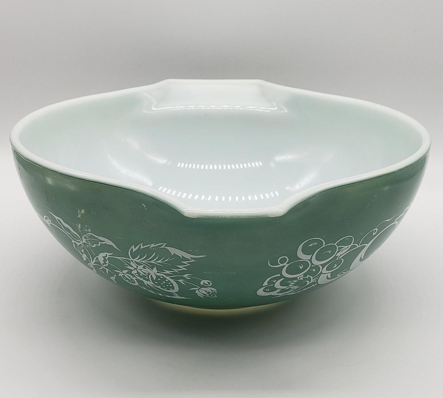 Promotional Pyrex 444 Cinderella Bowl Fruits