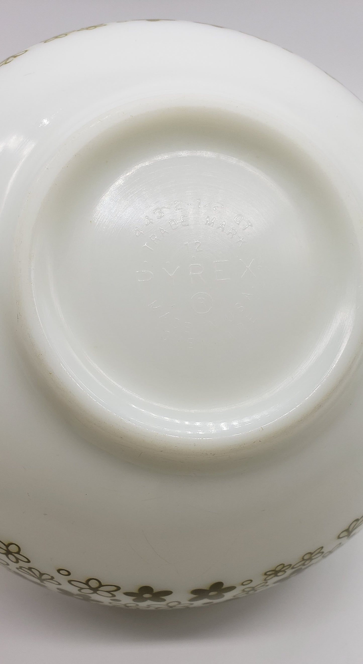 Pyrex 443 Spring Blossoms Crazy Daisy