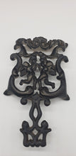 Load image into Gallery viewer, Wilton Cast Iron Trivet Double Cupids Holding Wreath
