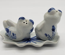 Load image into Gallery viewer, Frogs on Lily Pad Salt &amp; Pepper Shaker Set
