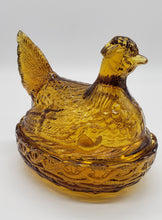 Load image into Gallery viewer, LE Smith Amber Hen on Nest Covered Dish
