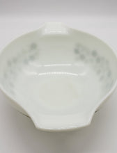 Load image into Gallery viewer, Pyrex 443 Spring Blossoms Crazy Daisy
