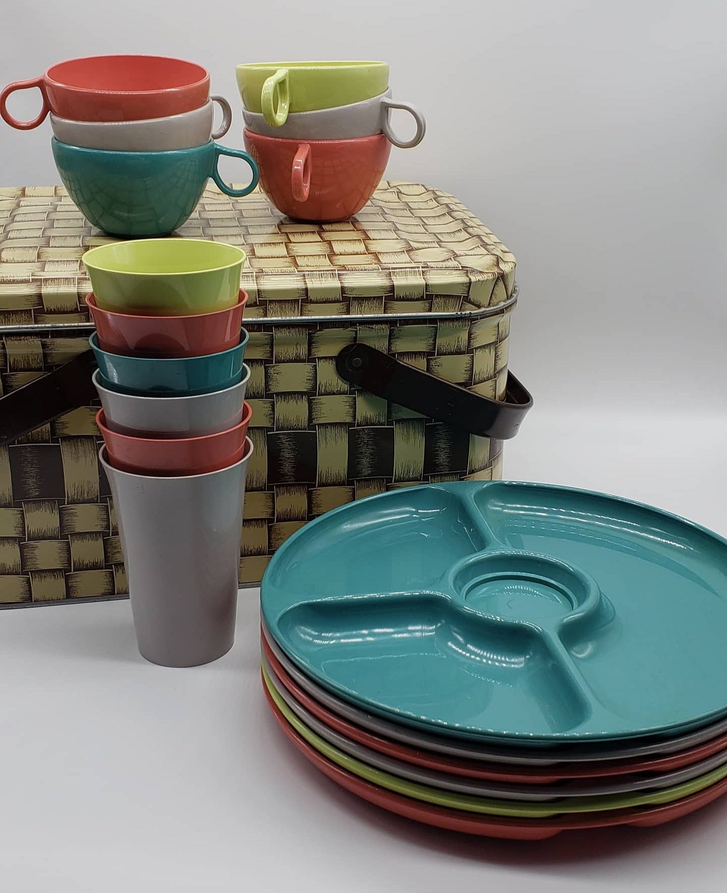 Shel-Glo Melamine Picnic Dinnerware Set (17 Pieces)