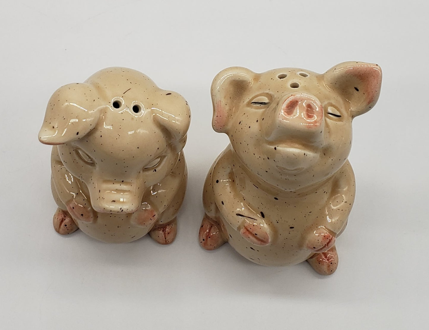 Pigs with closed eyes salt and pepper shakers