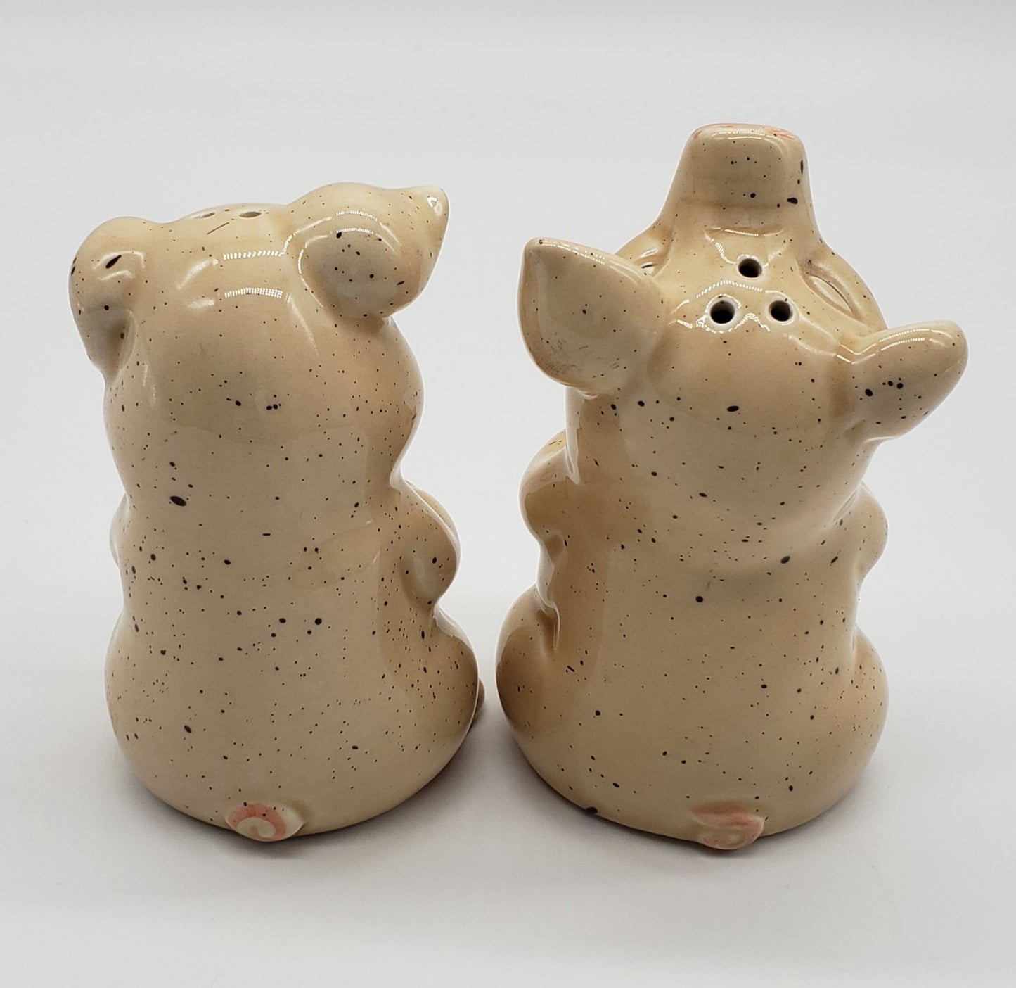 Pigs with closed eyes salt and pepper shakers