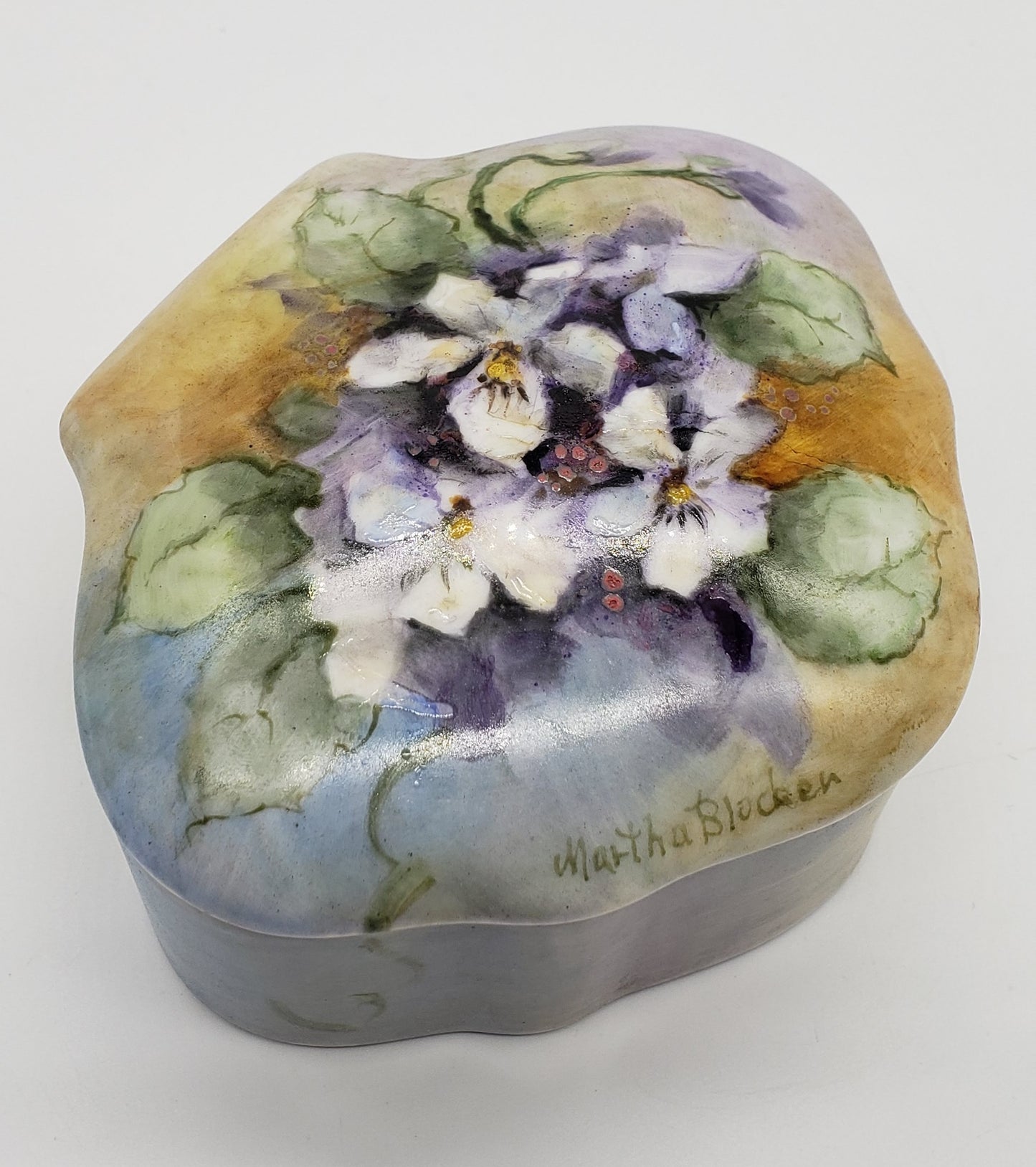 Shell-shaped Porcelain Jewelry or Trinket Box