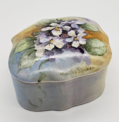 Shell-shaped Porcelain Jewelry or Trinket Box