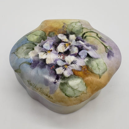 Shell-shaped Porcelain Jewelry or Trinket Box