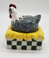 Load image into Gallery viewer, Cook&#39;s Club Ceramic Nesting Hen Chicken Salt &amp; Pepper Shaker Set
