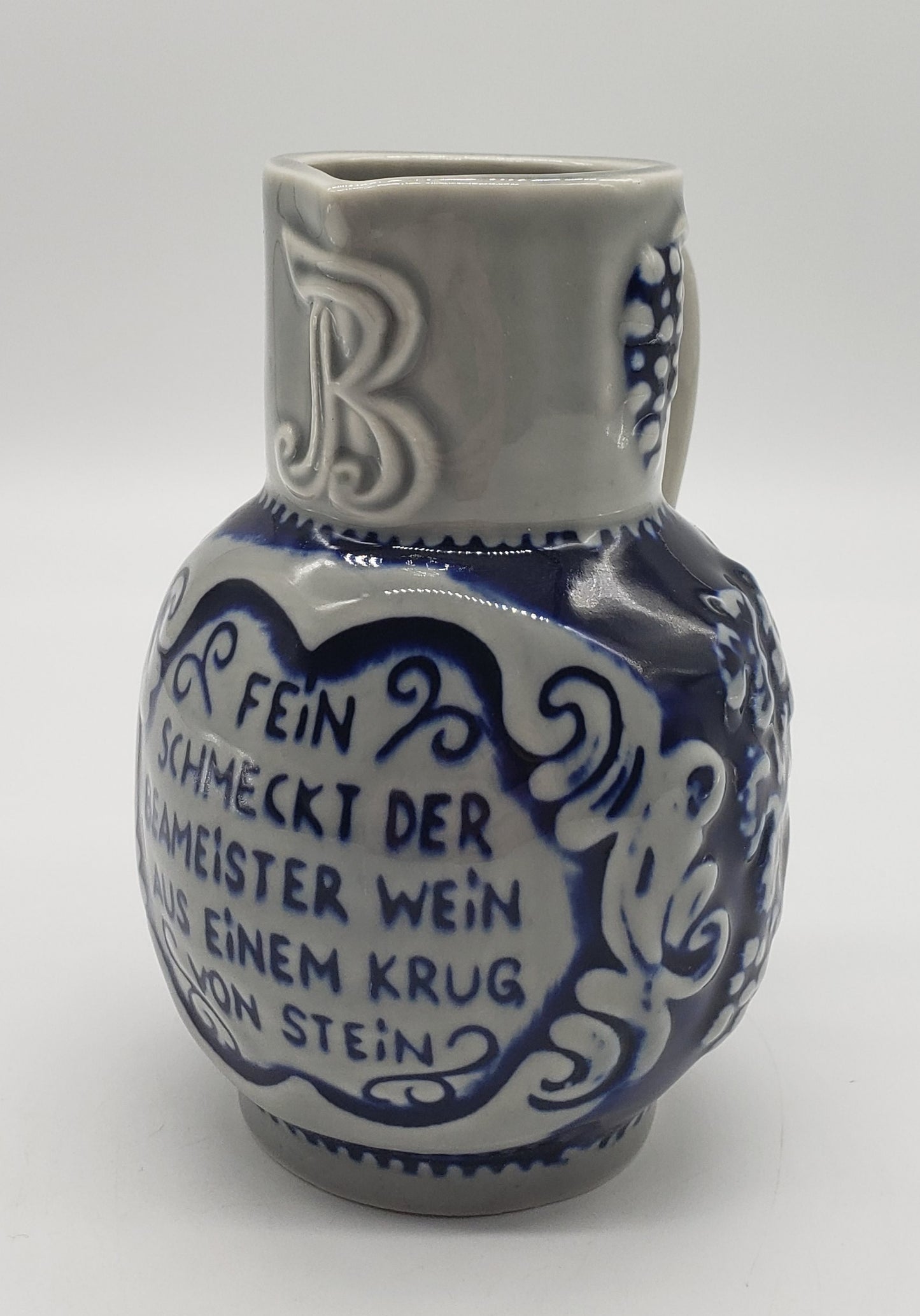 Cobalt Blue German Pitcher Fewin Schmecht Der Wein Aus Einem Krug Von Stein