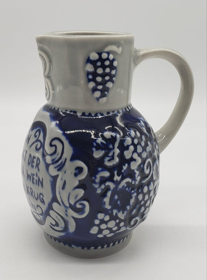 Cobalt Blue German Pitcher Fewin Schmecht Der Wein Aus Einem Krug Von Stein