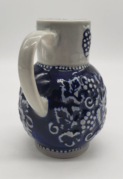 Cobalt Blue German Pitcher Fewin Schmecht Der Wein Aus Einem Krug Von Stein